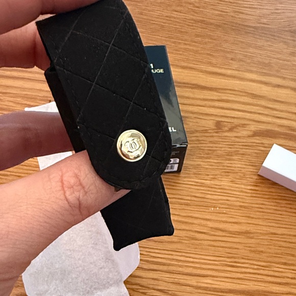 CHANEL Le Rouge Lipstick holder in Black and Gold - Picture 6 of 7